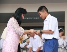 2016_gives school pins to the 12th Student Council